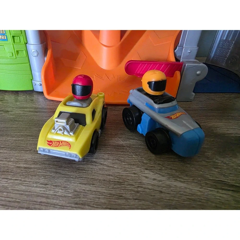 Fisher-Price Little People Hot Wheels Race and Go track set 2 Cars
